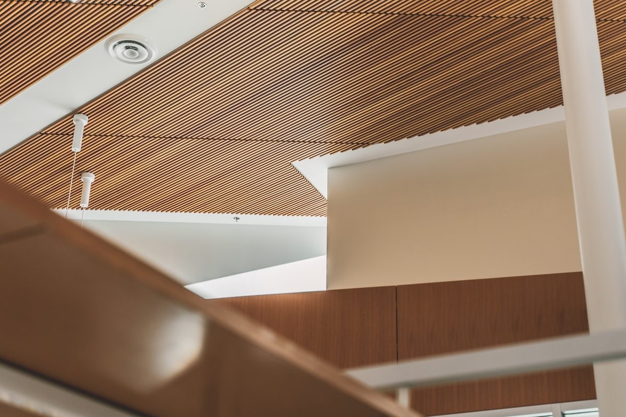 Heller Innenausbau mit Holzverkleidung an Decke und Wand